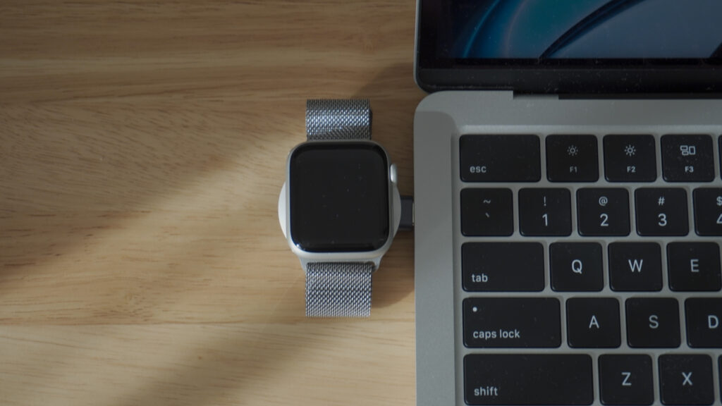 MacBookを使ってApple Watchを充電している写真