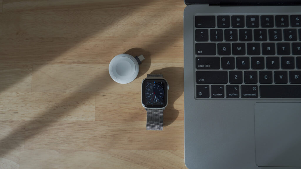 MacBookとApple Watchと比較してサイズ感を表している写真