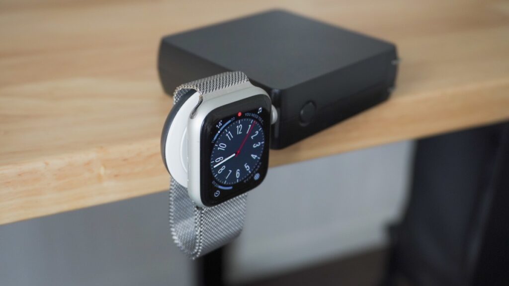 モバイルバッテリーでApple Watchを充電している様子の写真