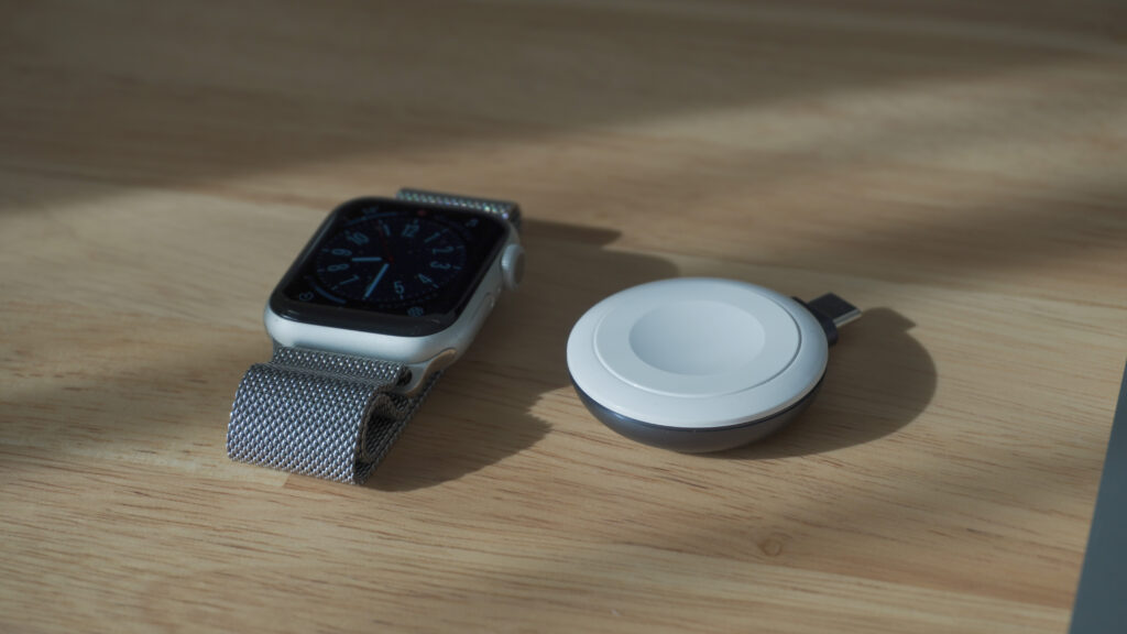 Apple Watchと充電器を並べて撮った写真
